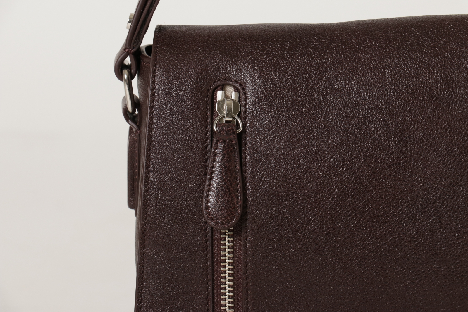 天然シボのナチュラルレザー メッセンジャーバッグ | Genuine Leather (ジェニュイン レザー)